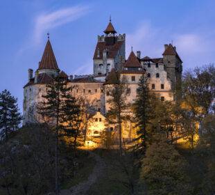 Vacunación dentro del castillo de Drácula - Noticias de Ecuador