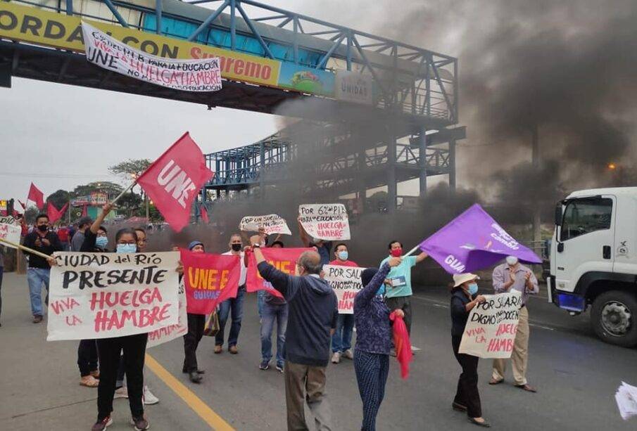 Maestros protestan en Ecuador - Noticias de Ecuador