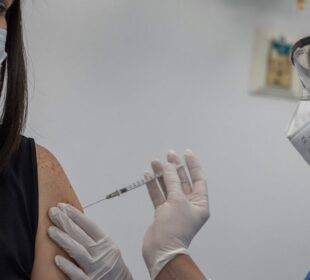 Empresas ponen el hombro para empujar la vacunación masiva - Noticias de Ecuador