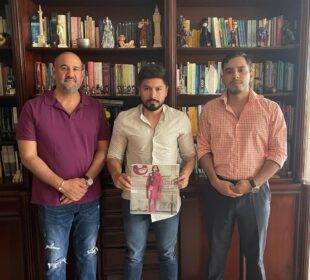 Juan Carlos Izquierdo con sus abogados - Noticias de Ecuador