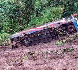 Bus cae a un barranco en la vía Alóag - Santo Domingo-Noticias Ecuador