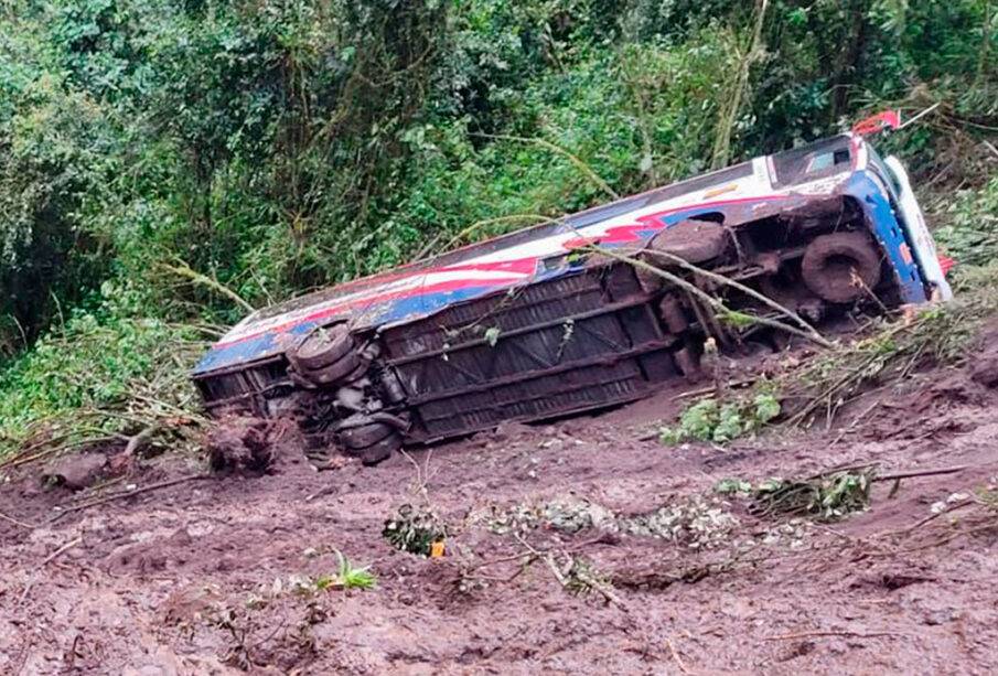 Bus cae a un barranco en la vía Alóag - Santo Domingo-Noticias Ecuador