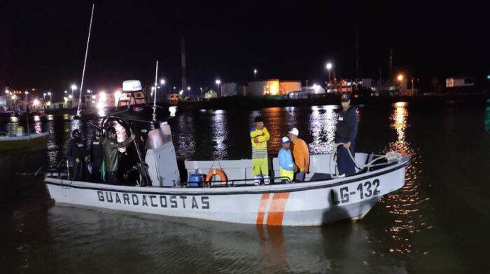 Pescadores fueron rescatados en las costas esmeraldeñas-Noticias Ecuador