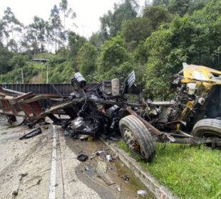 Tráiler se estrella contra una casa en Cuenca-Noticias Ecuador