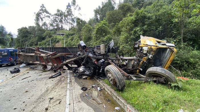Tráiler se estrella contra una casa en Cuenca-Noticias Ecuador