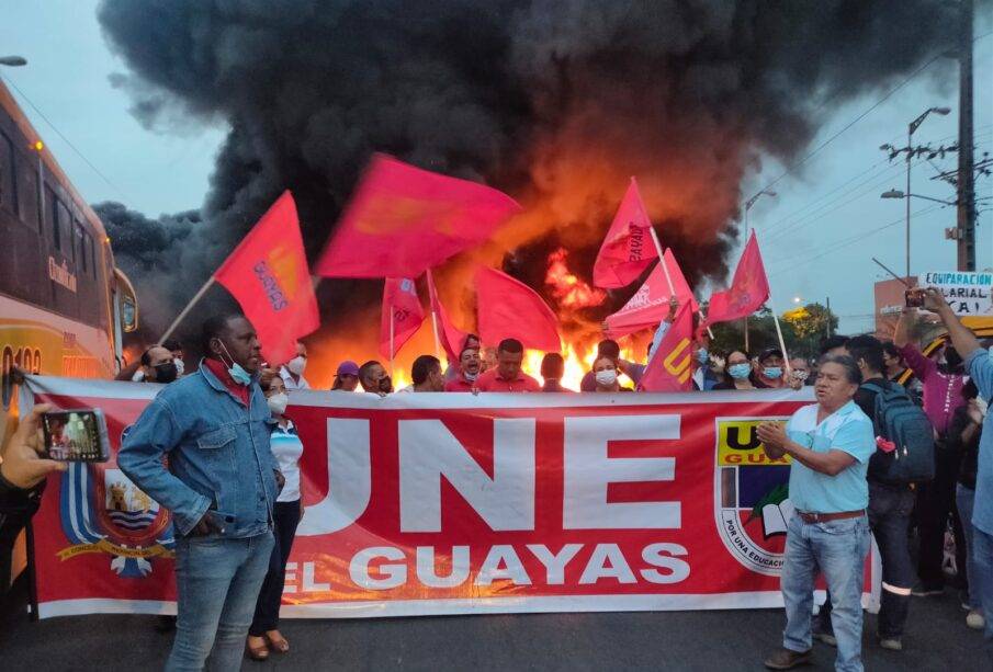 Cierre en el puente de la unidad nacional - Noticias de Ecuador