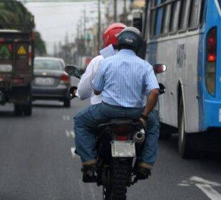 Prohíben que dos personas vayan en moto - Noticias de Ecuador