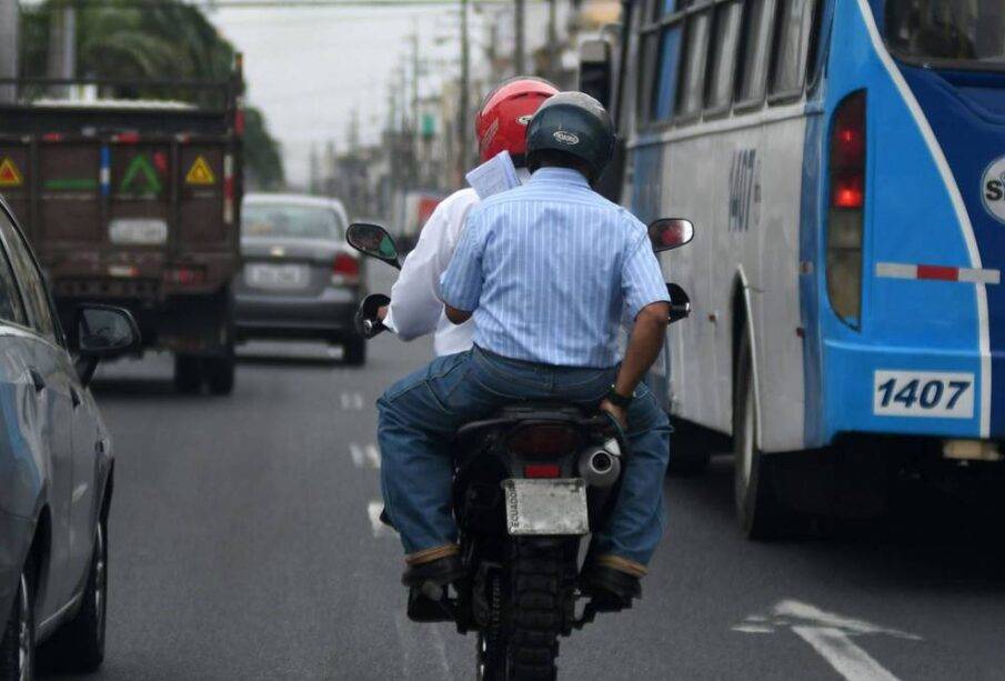 Prohíben que dos personas vayan en moto - Noticias de Ecuador