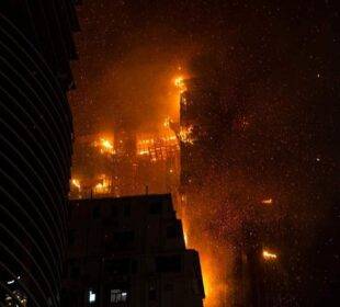 Incendio de un rascacielo en construcción en Hong Kong 