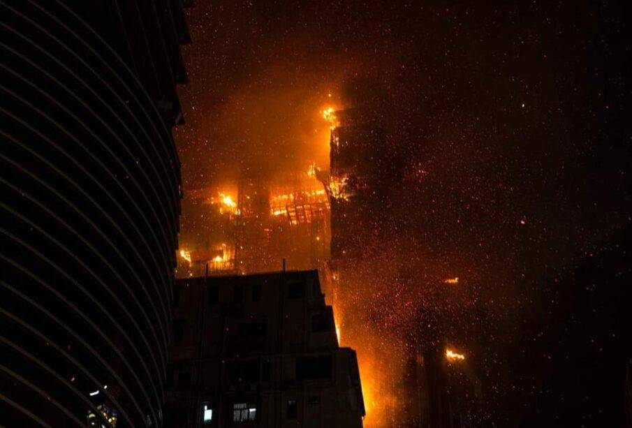 Incendio de un rascacielo en construcción en Hong Kong 