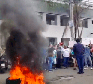 Hospital del IESS: Pacientes queman llantas para pedir salida de gerente