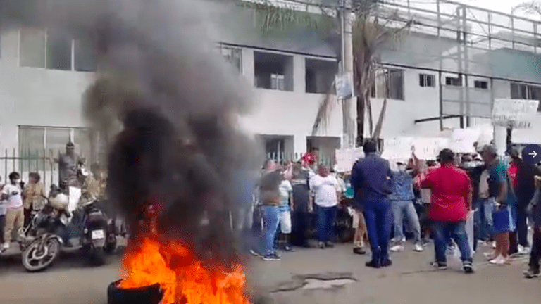 Hospital del IESS: Pacientes queman llantas para pedir salida de gerente