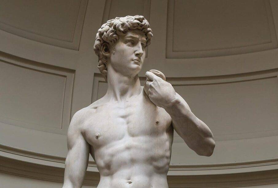 Despiden a una profesora por mostrar en clase la escultura de David