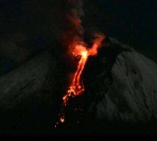 El volcán Sangay emite lava y material incandescente
